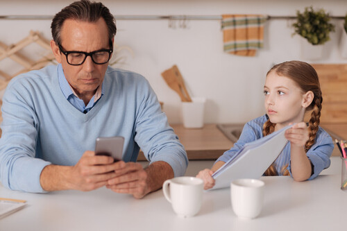 Por qué no deberías llamarles "pesados" a tus hijos