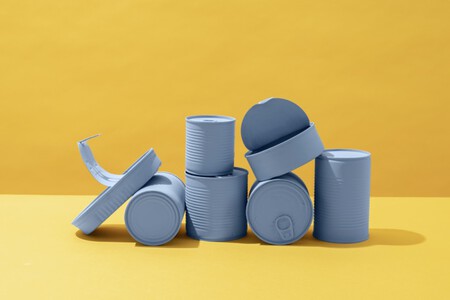 Latas de diferentes tamaños pintadas.