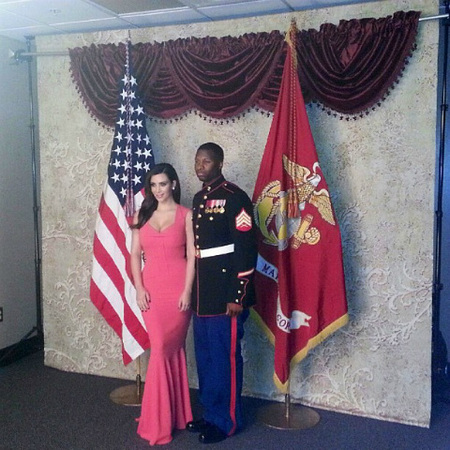 Kim Kardashian es una gran patriota y si hace falta salir con un marine, se sale
