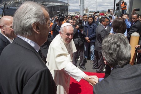 Si vienes a ver al Papa, deja las pistolas, explosivos y palos para selfies en casa