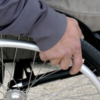 No puedes ir en silla de ruedas por la carretera, salvo en estos casos. Y la DGT también puede multarte