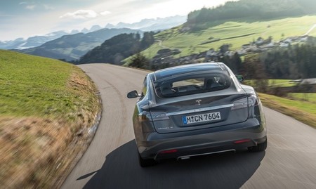 Tesla Model S gris Zúrich 02