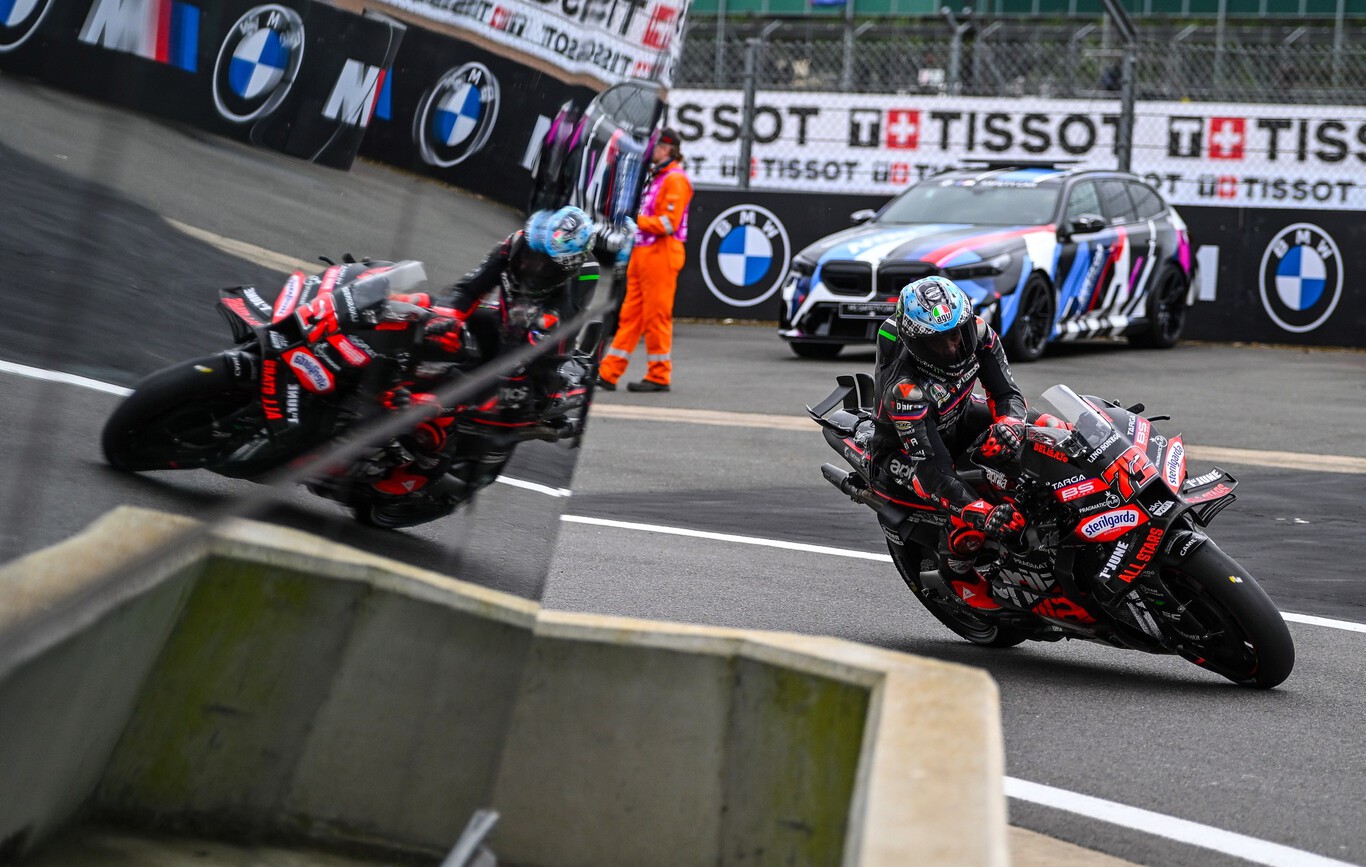 ¡De locos! Marco Bezzecchi se estrena con Aprilia gracias a una avería de Fabio Quartararo y una bandera roja salva a Marc Márquez