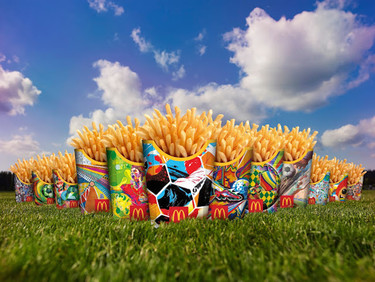 Todo el mundo celebra el Mundial de Fútbol, y se visten con los colores (y motivos) de Brasil