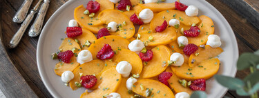 Carpaccio de melocotón y frambuesa con crema de mascarpone, la receta de postre que (cuando la pruebes) no vas a poder dejar de hacer