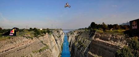 Robbie Maddison salta el Canal de Corinto... ¡a casi 100 metros de altura!