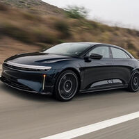 El coche eléctrico blindado más rápido del mundo es tan seguro que tiene hasta aviones caza a su disposición