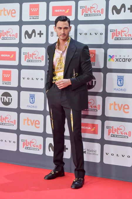 Alejandro Speitzer luce un italianísimo look de 'Fendace', la fusión de Fendi y Versace, para los Premios Platino 2022