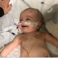 La esperanzadora historia de un bebé que despertó del coma y lo primero que hizo fue sonreír