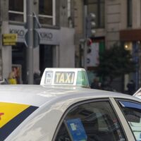 Carteles luminosos para pedir ayuda, control de antecedentes penales y precios cerrados: así cambia el taxi en Madrid