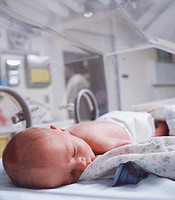 Algunos bebés recién nacidos no demuestran su dolor