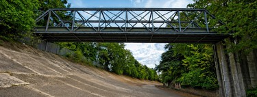 Sobrevivió a las bombas y al olvido: el peralte imposible del primer circuito de carreras del mundo nació en 1907 y hoy sigue en pie