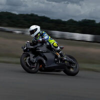 Los cuatro motivos por los que la mayoría de motoristas aún prefieren motos de gasolina que eléctricas, según un estudio