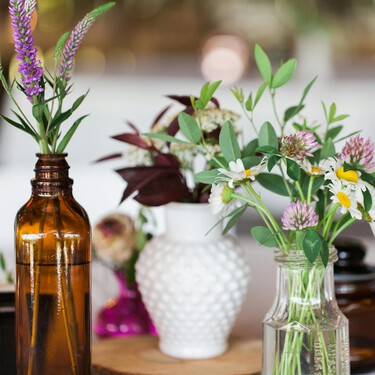 No las tires: 3 ideas brillantes para decorar tu casa con botellas de vidrio esta primavera