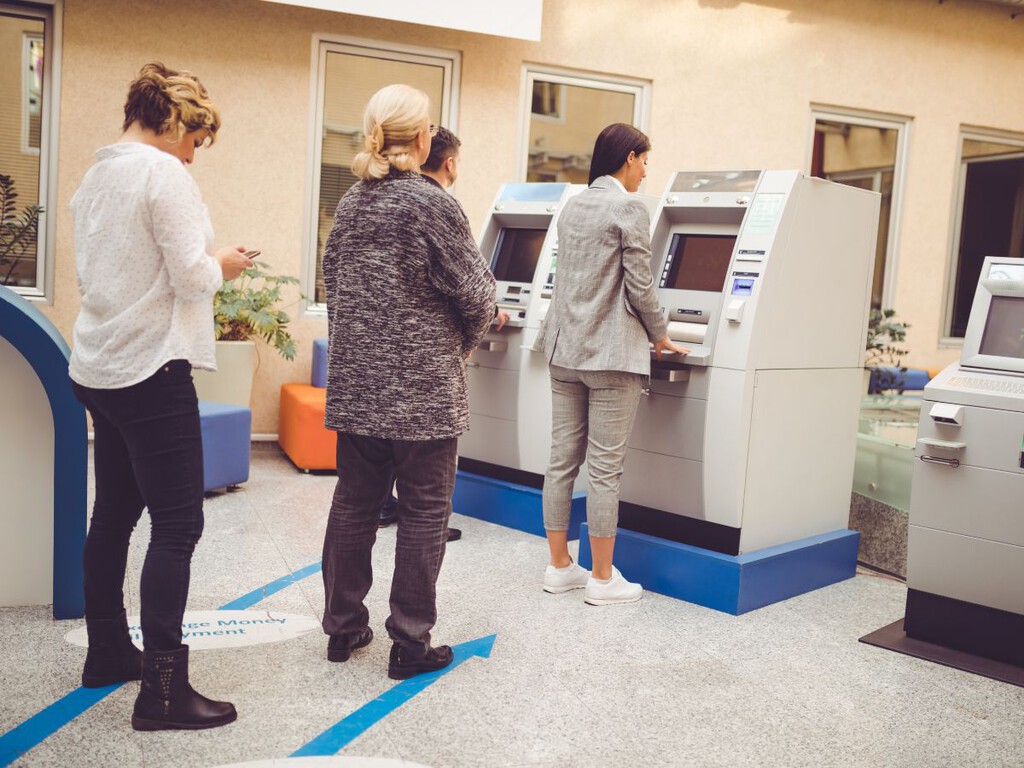 La gente no quiere ir a los bancos en México y si quieres ir, cada vez es encontrarás menos