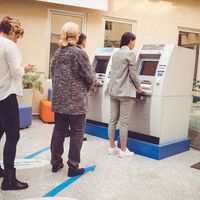 La gente no quiere ir a los bancos en México y si quieres ir, cada vez es encontrarás menos