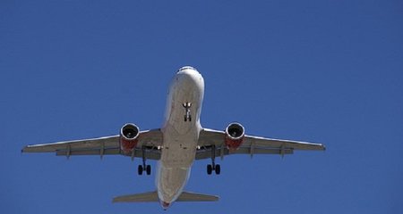 Un polizón en el fuselaje del avión