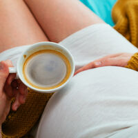 Beber café durante el embarazo, incluso en cantidades pequeñas, afectaría la estatura del bebé  