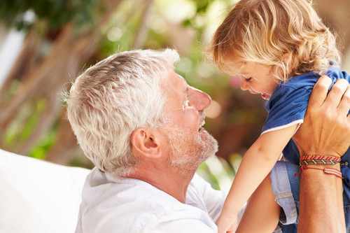 Convivir con los abuelos en la infancia, ayuda a evitar la aparición de prejuicios hacia las personas mayores 