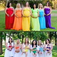 Seis mujeres unidas por el dolor de la pérdida posan con sus bebés arco iris