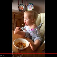 Increíble vídeo de superación: la niña sin brazos que come con los pies 