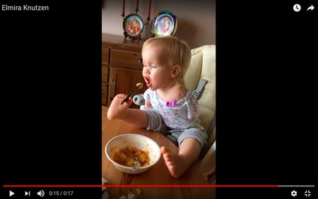 Increíble vídeo de superación: la niña sin brazos que come con los pies