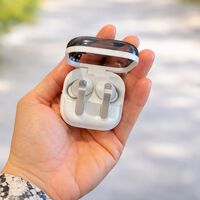 Ya no necesitas un aparato de traducción o sacar el móvil del bolsillo, los Galaxy Buds4 Pro te hacen de intérprete en tiempo real