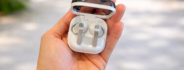 Si viajas o trabajas con otros idiomas, los Buds4 Pro pueden hacer de intérprete en tiempo real sin sacar el móvil 