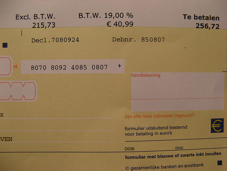 ¿Es posible emitir un abono de una factura de servicios?
