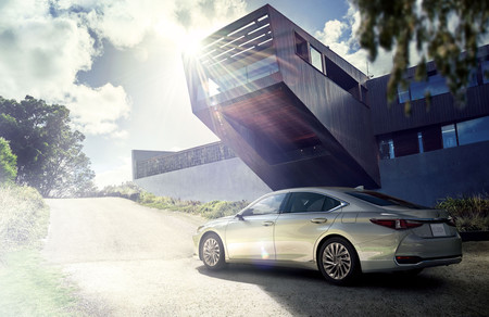 Lexus le ganó a Audi y el nuevo ES es el primero con cámaras en lugar de retrovisores