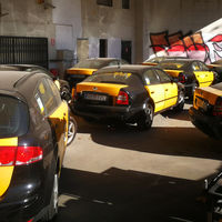 Huelga indefinida de taxis en Barcelona, con imágenes de destrozos como telón de fondo