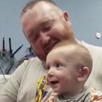 La tierna sonrisa de un bebé de cinco meses, al escuchar por primera vez la voz de su madre, gracias a unos audífonos