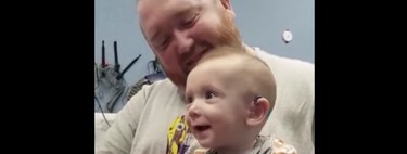 La tierna sonrisa de un bebé de cinco meses, al escuchar por primera vez la voz de su madre, gracias a unos audífonos