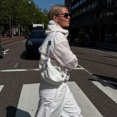 Este chubasquero color marfil es ideal para cuando cae un chaparrón porque tiene capucha y cabe en el bolso 