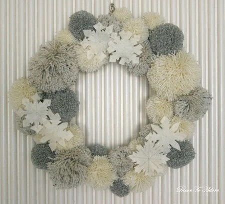 Una corona de Navidad hecha con pompones