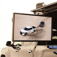 Toyota se pasa el juego de las pantallas: esta Tundra despliega hasta cinco televisiones de 55 pulgadas como si fuera un foodtruck 