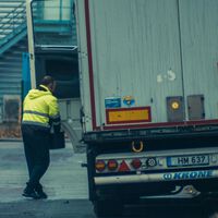 En España nadie quiere trabajar de camionero, pero en Perú, Turquía o Marruecos lo están deseando. Y la DGT les está ayudando a conseguirlo