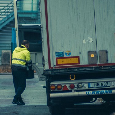 En España nadie quiere trabajar de camionero, pero en Perú, Turquía o Marruecos lo están deseando. Y la DGT les está ayudando a conseguirlo