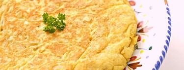 Tortilla de patatas con patatas fritas de bolsa. Una receta de Adriá que hay que probar