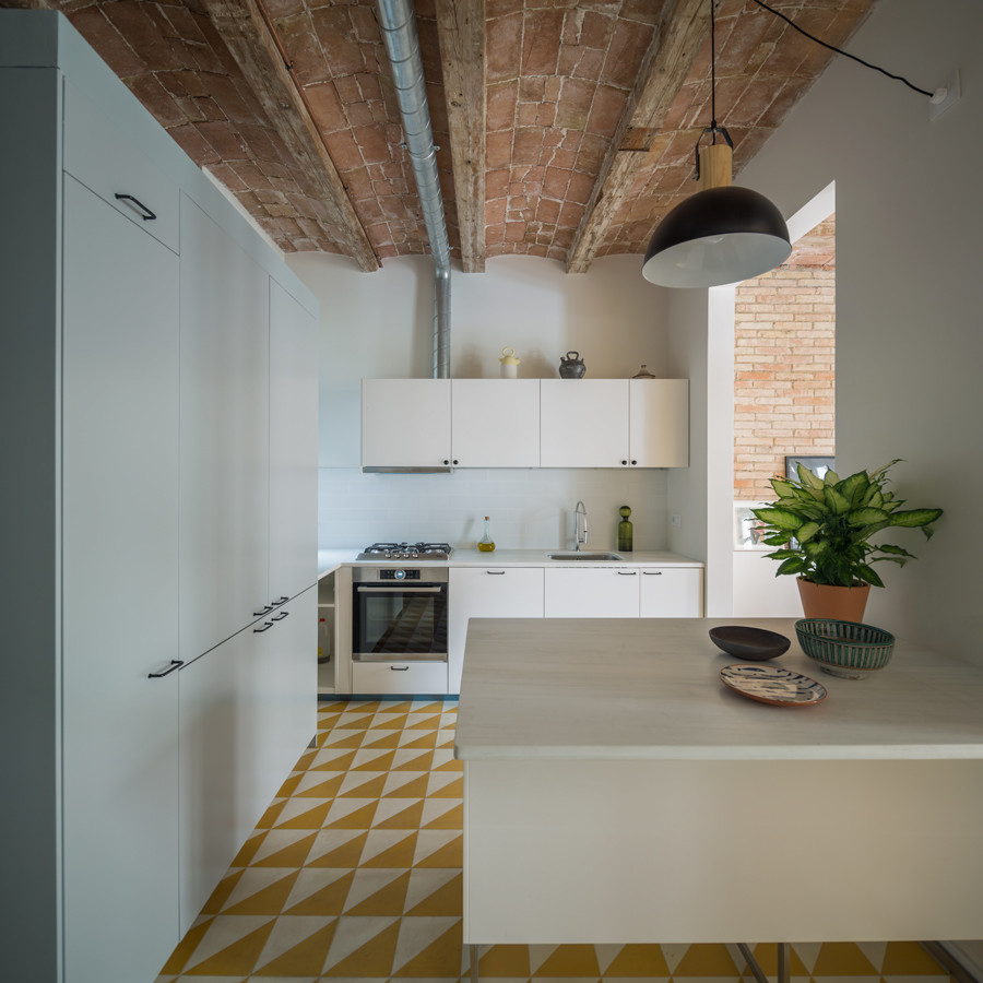 Puertas abiertas: Techos abovedados y vigas de madera en esta casa