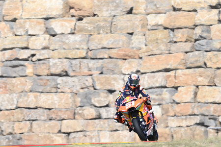 ¡Triplete! Pedro Acosta se reencuentra con la victoria y Augusto Fernández saca una renta mínima de Aragón