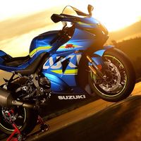 Del amor al calabozo. Un hombre de 33 años a juicio por ponerse MUY cariñoso con su Suzuki en la calle 