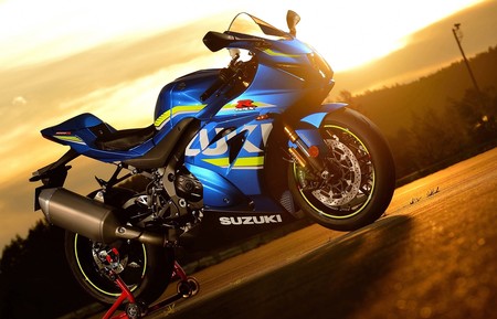 Del amor al calabozo. Un hombre de 33 años a juicio por ponerse MUY cariñoso con su Suzuki en la calle