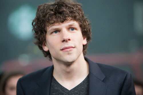 Jesse Eisenberg asegura que su mente "funciona a base de ansiedad y catastrofismo".  Una escena que le llevó al pánico lo cambió todo para él