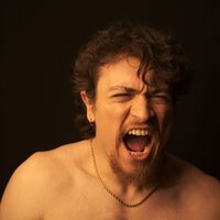 Por que algumas pessoas falam tão alto que parecem estar irritadas? A psicologia tem uma explicação 