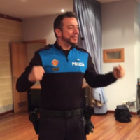 El ingenioso policía que enseña a los niños educación vial mediante coreografías y pegadizas canciones