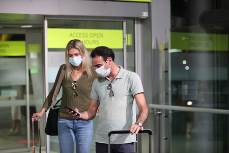 ¡Hostias, pavo, que yo tenía un viaje! Enrique Ponce y Ana Soria ya están de vuelta después de una cenita de picoteo con camembert y un toque d'amour por Francia