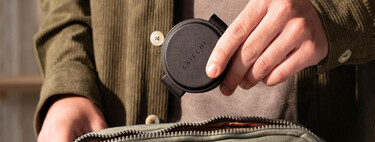 Satechi tiene una base de carga que no sólo es ideal para iPhone, Apple Watch o AirPods. También lo es para llevarla plegada 