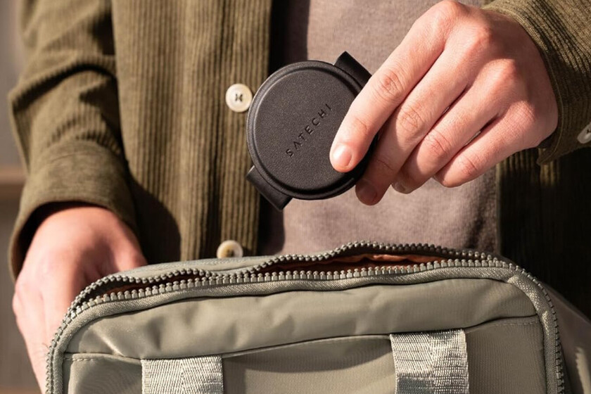 Satechi tiene una base de carga que no sólo es ideal para iPhone, Apple Watch o AirPods. También lo es para llevarla plegada