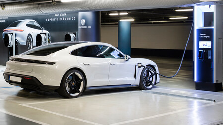 Porsche apuesta todo al verde y extiende su red de carga para coches eléctricos en España con postes de 175 kW